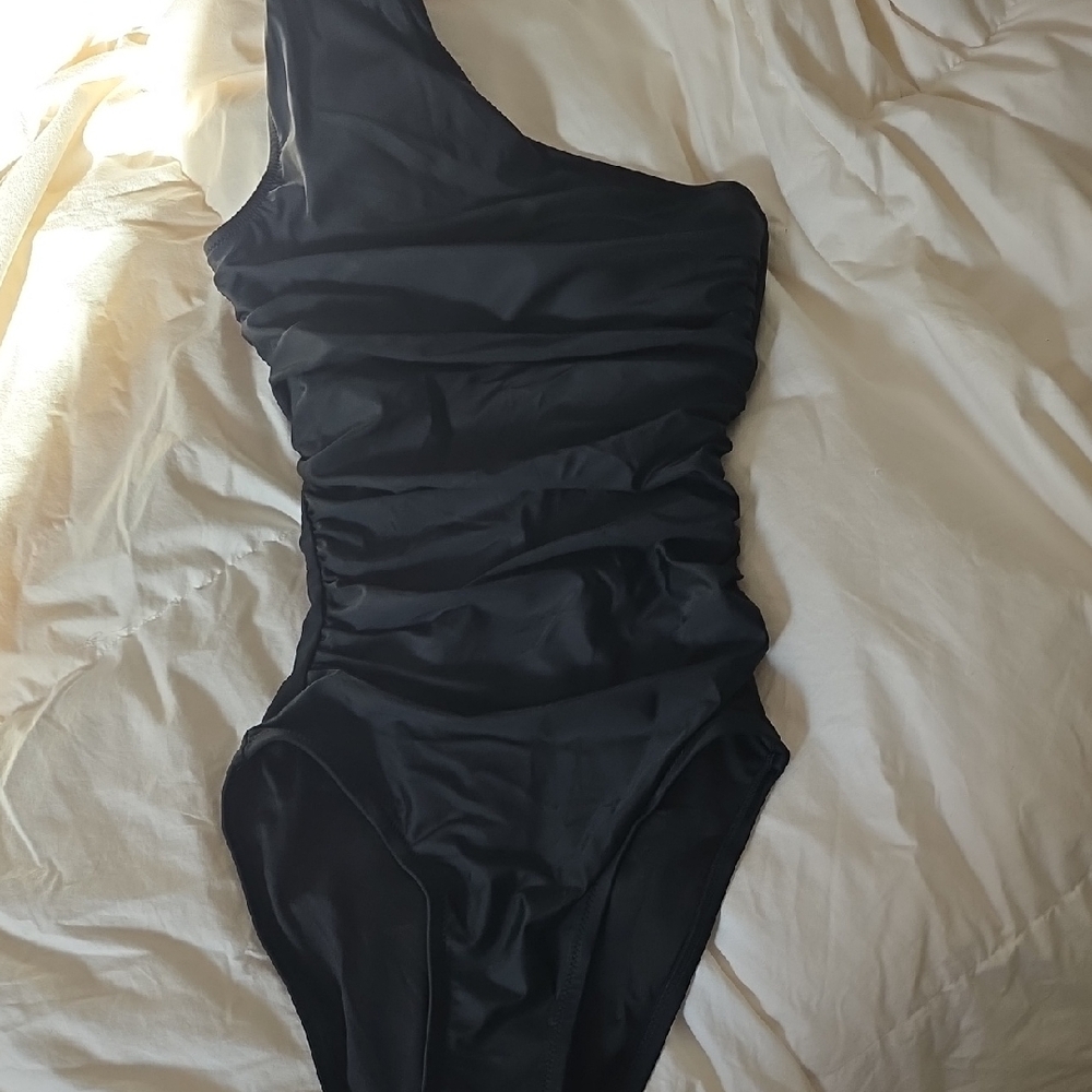 Black One-Shoulder Swimsuit